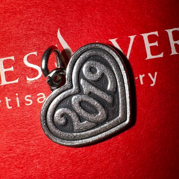 Avery Silver Heart Charm 2019 MMAO! - Picture 2 of 4